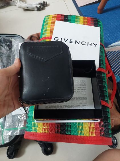 กระเป๋าสตางค์ผู้ชายมีซิปรอบ จีวองชี่ zip wallet Givenchy