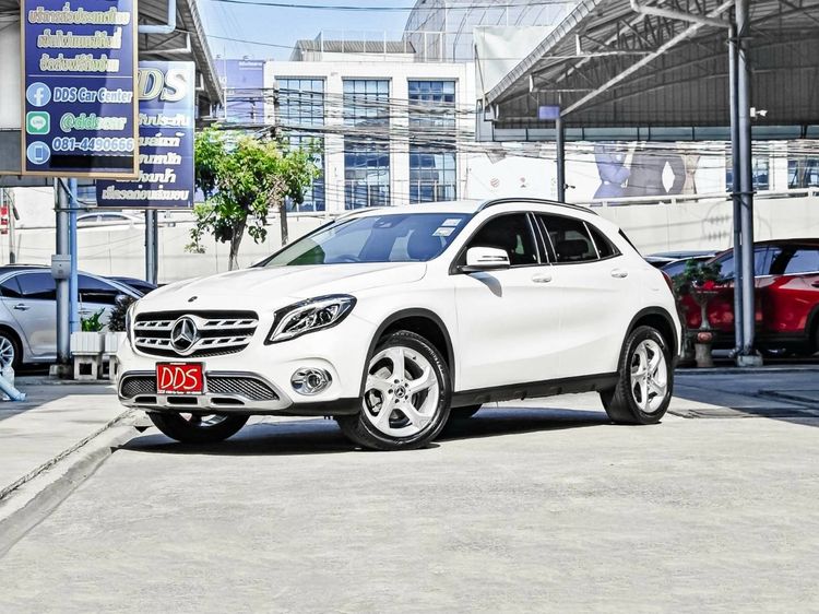 Benz GLA 200 (Facelift) ปี 2017  สภาพสวยมาก วิ่งน้อยเพียง 112,000 กม.