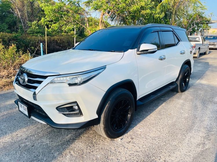 รถ Toyota Fortuner 2.8 V สี ขาว