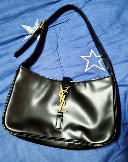 กระเป๋า SAINT LAURENT

LE 5 A 7 SHOULDER BAG IN SMOOTH LEATHER