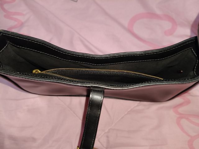 กระเป๋า SAINT LAURENT

LE 5 A 7 SHOULDER BAG IN SMOOTH LEATHER รูปที่ 4