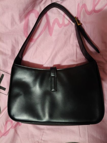 กระเป๋า SAINT LAURENT

LE 5 A 7 SHOULDER BAG IN SMOOTH LEATHER รูปที่ 3