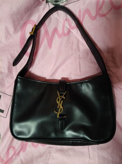 กระเป๋า SAINT LAURENT

LE 5 A 7 SHOULDER BAG IN SMOOTH LEATHER รูปที่ 2