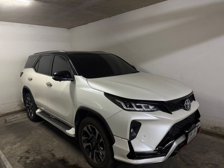 Toyota Fortuner 2021 2.4 Legender Sedan ดีเซล เกียร์อัตโนมัติ ขาว รูปที่ 2