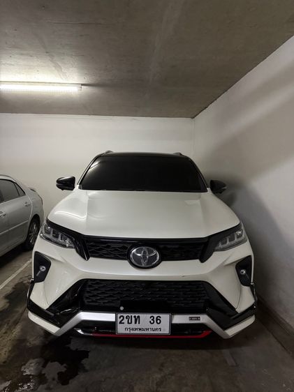 รถ Toyota Fortuner 2.4 Legender สี ขาว