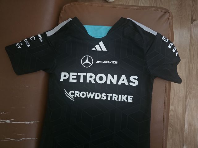 เสื้อยืดกีฬาผู้หญิง Jersey Mercedes - AMG Petronas Formula 1 Team Driver KF0162 สีดำ size xxs  รูปที่ 3