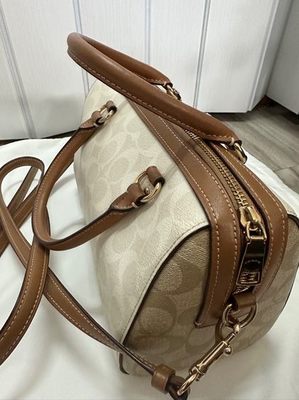 กระเป๋าทรงหมอนสีครีม coach  รูปที่ 2
