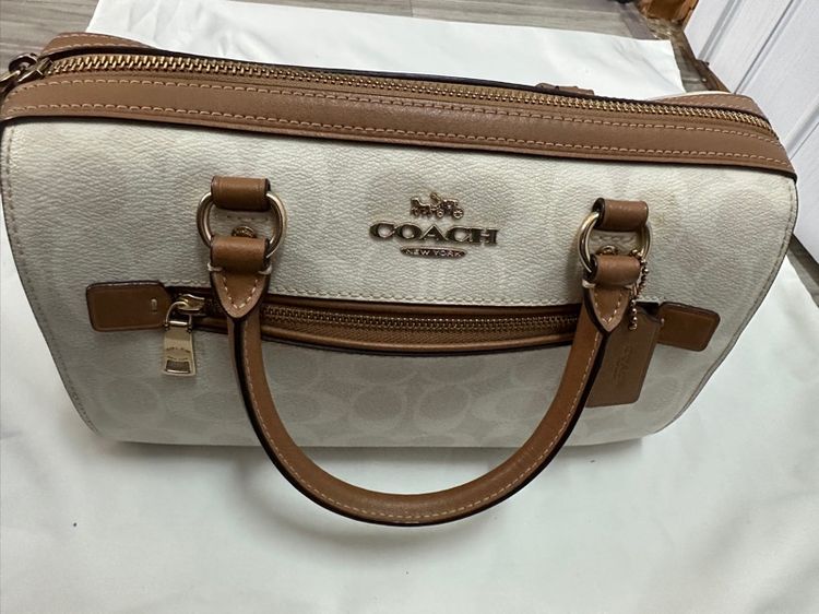 กระเป๋าทรงหมอนสีครีม coach  รูปที่ 3