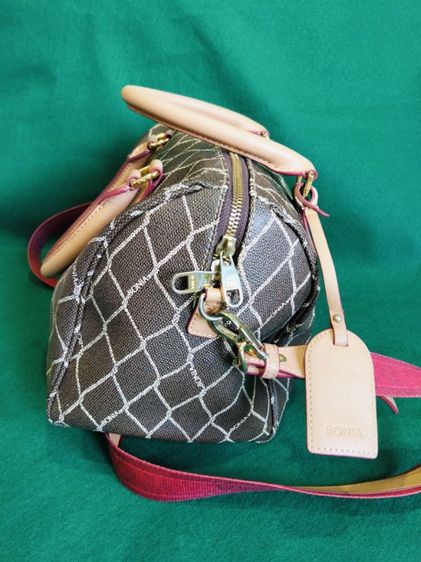 ขอขายกระเป๋าหิ้วผู้หญิงแบรนด์ Bonia ทรง monogram รหัส 860076-304-21-17  แท้ ขนาด 27X22cm. รูปที่ 6