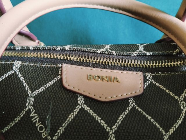 ขอขายกระเป๋าหิ้วผู้หญิงแบรนด์ Bonia ทรง monogram รหัส 860076-304-21-17  แท้ ขนาด 27X22cm. รูปที่ 3