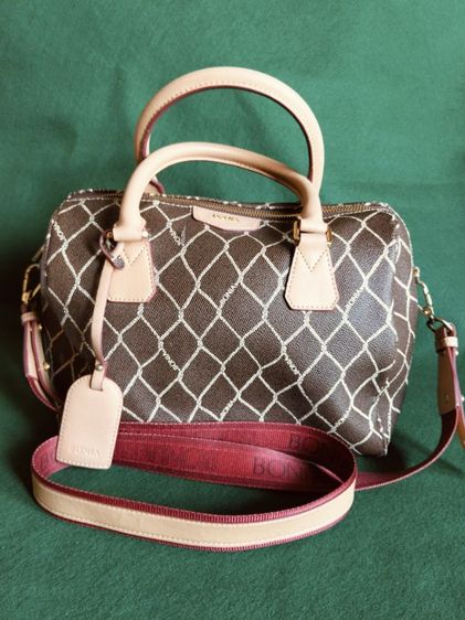 ขอขายกระเป๋าหิ้วผู้หญิงแบรนด์ Bonia ทรง monogram รหัส 860076-304-21-17  แท้ ขนาด 27X22cm.