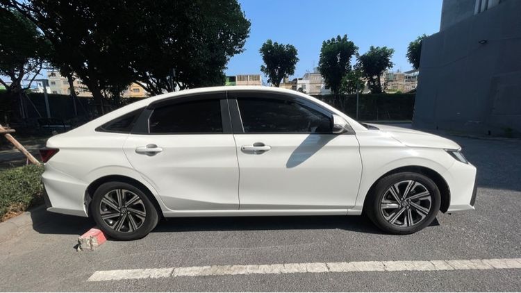 รถ Toyota Yaris ATIV 1.2 Smart สี ขาว