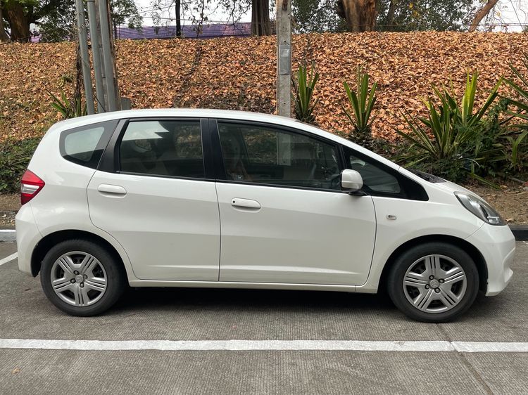 รถ Honda Jazz 1.5 S i-VTEC สี ขาว