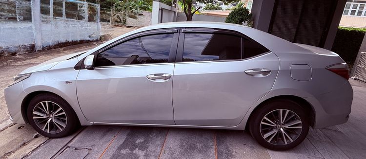 รถ Toyota Altis 1.8 V สี บรอนซ์เงิน