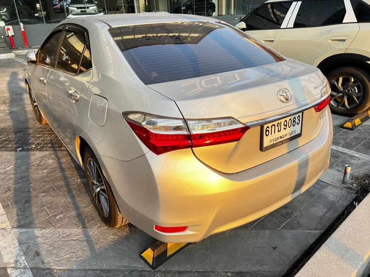 Toyota Altis 2017 1.8 V Sedan เบนซิน ไม่ติดแก๊ส เกียร์อัตโนมัติ บรอนซ์เงิน รูปที่ 4