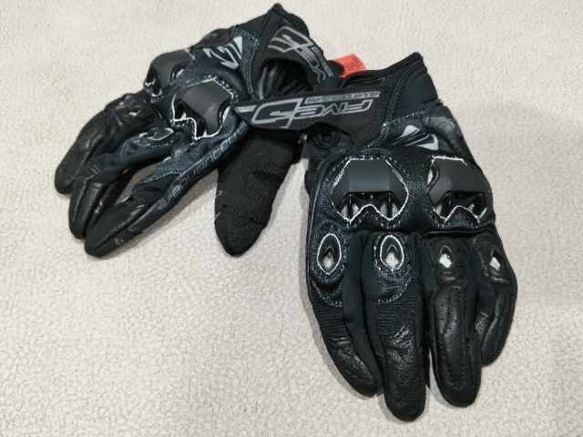 ขอขายถุงมือมอเตอร์ไซด์แบรนด์ five 5 รุ่น Stunt Evo สีดำ ไซส์ S เบอร์8 สำหรับผู้หญิงสภาพเกือบใหม่มากหรือเหมือนใหม่ผลิตในจีน