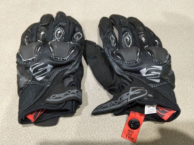 ขอขายถุงมือมอเตอร์ไซด์แบรนด์ five 5 รุ่น Stunt Evo สีดำ ไซส์ S เบอร์8 สำหรับผู้หญิงสภาพเกือบใหม่มากหรือเหมือนใหม่ผลิตในจีน รูปที่ 5