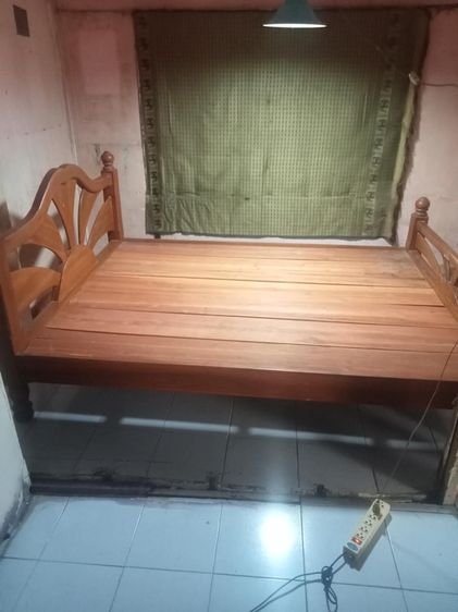 ใหญ่ เตียงไม้สัก