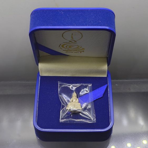 หลวงพ่อพุทธโสธร ลอยองค์ เนื้อเงิน พิมพ์เล็ก รุ่น ๑๑๑ ปี โรงเรียนเบญจมราชรังสฤษฎิ์ ปี2546 พร้อมกล่องเดิม