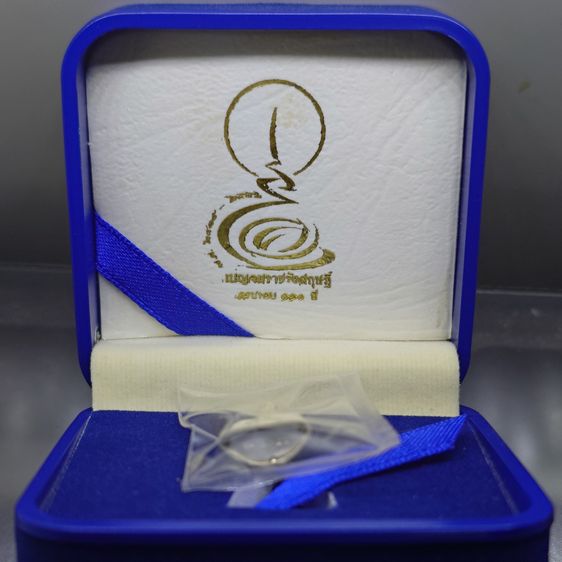 หลวงพ่อพุทธโสธร ลอยองค์ เนื้อเงิน พิมพ์เล็ก รุ่น ๑๑๑ ปี โรงเรียนเบญจมราชรังสฤษฎิ์ ปี2546 พร้อมกล่องเดิม รูปที่ 2