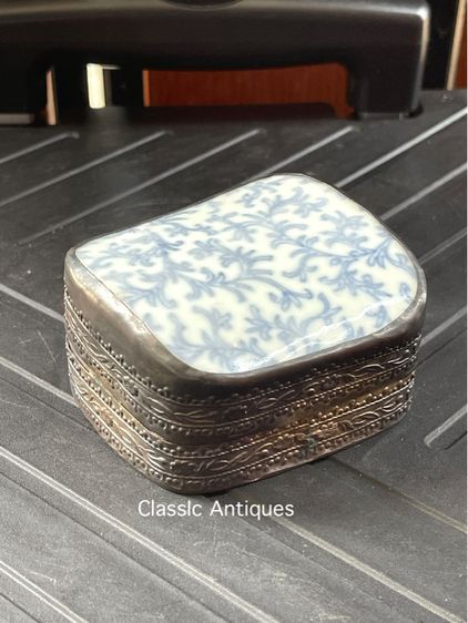 ตลับ กังไสลายคราม หุ้มกะไหล่เงิน โบราณ เก่าสะสม