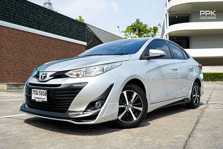 รถ Toyota Yaris ATIV 1.2 E สี เทา