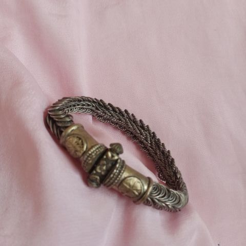 ข้อมือโบราณ ตะขอแบบสลักเกลียวหมุน