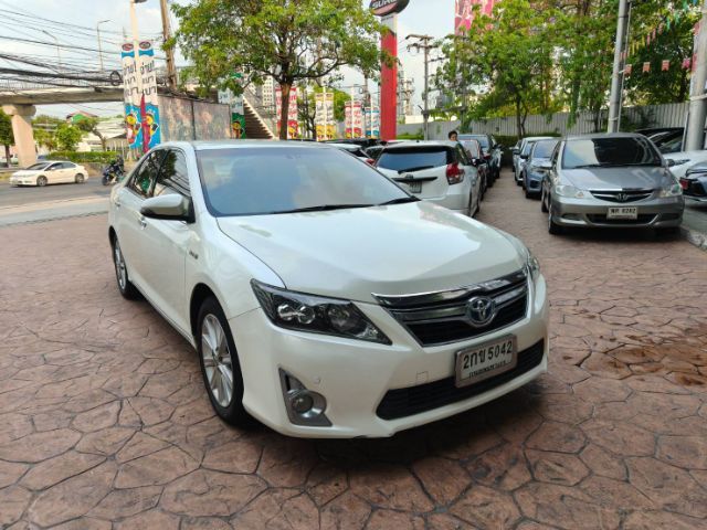 รถ Toyota Camry 2.5 Hybrid สี ขาว