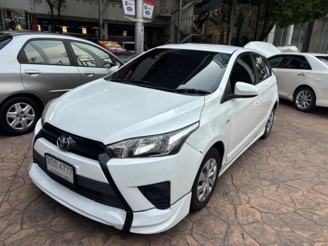 รถ Toyota Yaris 1.2 J สี ขาว