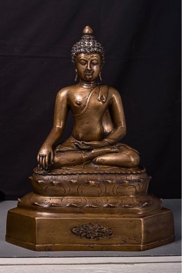 พระบูชาสิงห์หนึ่งเชียงแสน เนื้อสัมฤทธิ์ หน้าตักกว้าง 9 นิ้ว ความสูง 19 นิ้วค่ะ ฐาน 15 นิ้ว