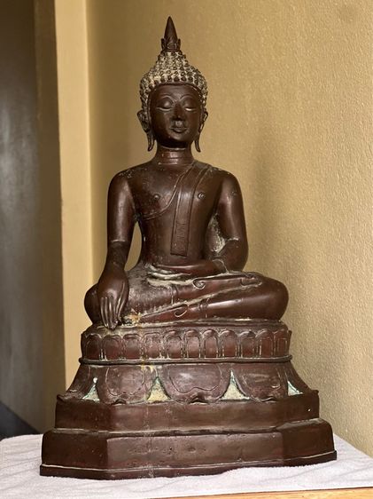 พระพุทธรูปศิลปะล้านช้าง เนื้อสัมฤทธ์ หน้าตักกว้าง 9 นิ้ว ความสูง 21 นิ้ว ฐาน 13 นิ้ว