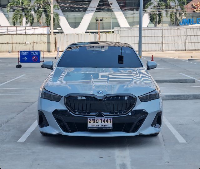 BMW Series 5 2024 530e Sedan ปลั๊กอินไฮบริด (PHEV) ไม่ติดแก๊ส เกียร์อัตโนมัติ เทา รูปที่ 2