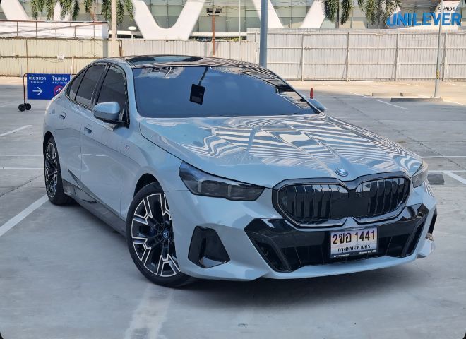 BMW Series 5 2024 530e Sedan ปลั๊กอินไฮบริด (PHEV) ไม่ติดแก๊ส เกียร์อัตโนมัติ เทา