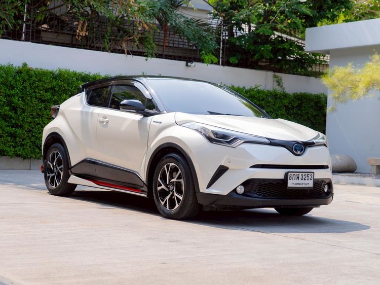 รถ Toyota C-HR 1.8 Hybrid Hi สี ขาว