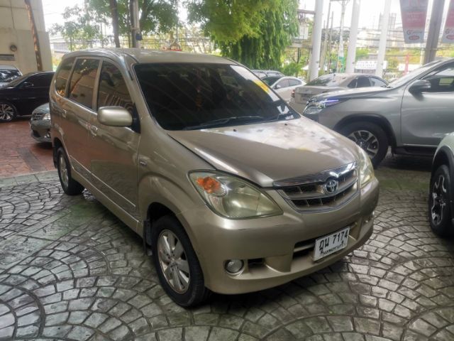 รถ Toyota Avanza 1.5 E สี บรอนซ์ทอง