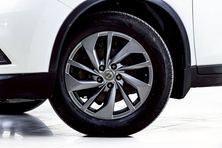Nissan X-Trail 2015 2.5 V 4WD Utility-car เบนซิน ไม่ติดแก๊ส เกียร์อัตโนมัติ ขาว รูปที่ 4