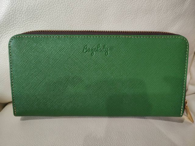 ต้องการขายกระเป๋าสตางค์ สีเขียวรับทรัพย์  มือหนึ่งหนังแท้ค่ะ