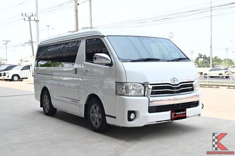 รถ Toyota Ventury 3.0 G สี ขาว