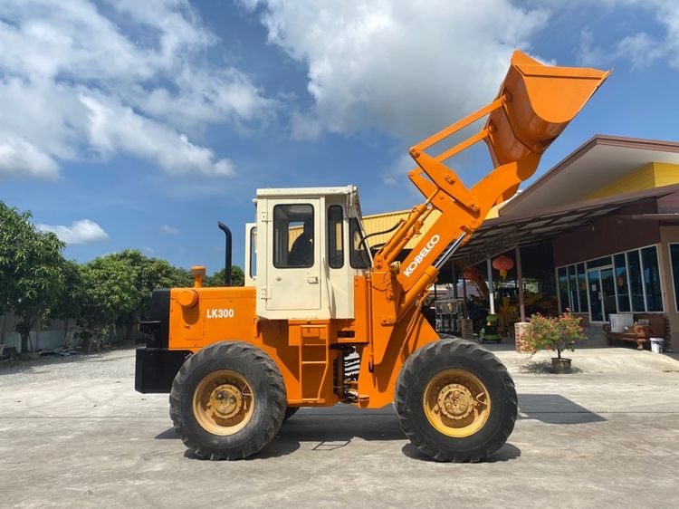 รถตักล้อยาง KOBELCO  รุ่น LK300 บุ้งกี๋ 1.5 คิว  รถเก่านอกนำเข้า    รูปที่ 2