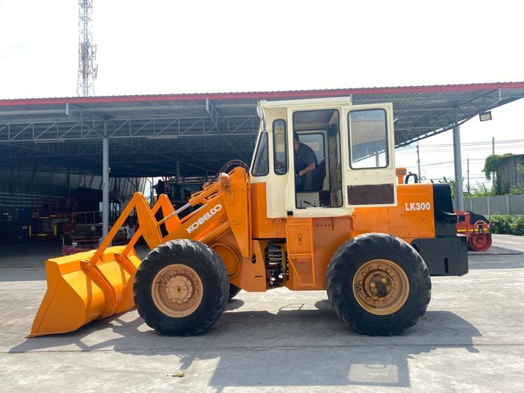 รถตักล้อยาง KOBELCO  รุ่น LK300 บุ้งกี๋ 1.5 คิว  รถเก่านอกนำเข้า    รูปที่ 7