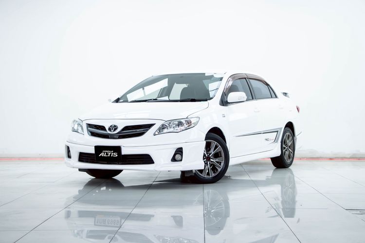 รถ Toyota Altis 1.8 TRD Sportivo สี ขาว