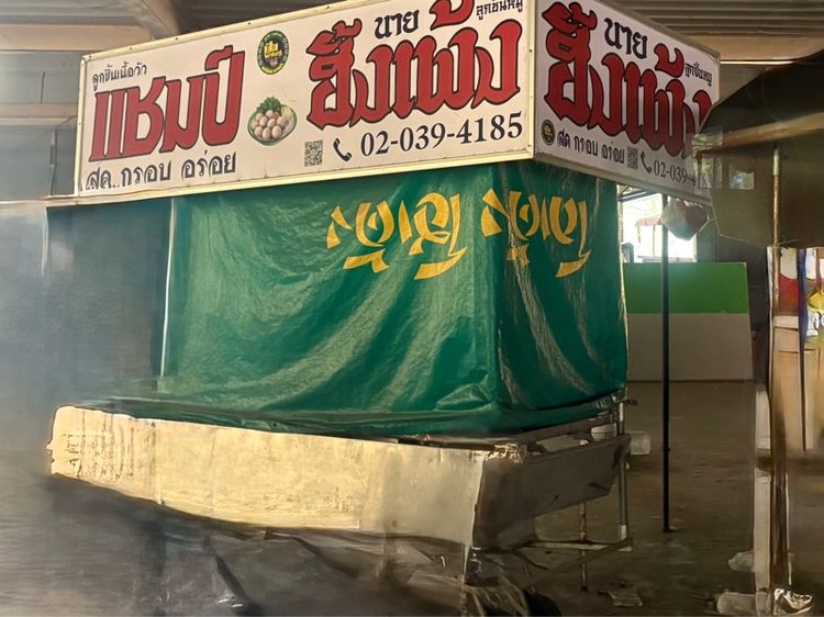 รถเข็นก๋วยเตี๋ยวพร้อมป้ายไฟ