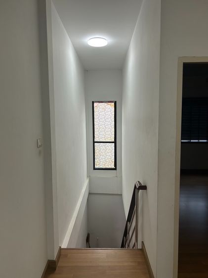 บ้านหลังนี้ตอบโจทย์สุดๆ ด้วยทำเลที่ เข้า-ออกได้ 2 ทางหลัก ทั้งฝั่งถนนแจ้งวัฒนะและฝั่งถนนวิภาวดี เดินทางเข้าเมืองหรือไปทำงานสะดวกมาก รูปที่ 4