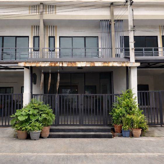 บ้านหลังนี้ตอบโจทย์สุดๆ ด้วยทำเลที่ เข้า-ออกได้ 2 ทางหลัก ทั้งฝั่งถนนแจ้งวัฒนะและฝั่งถนนวิภาวดี เดินทางเข้าเมืองหรือไปทำงานสะดวกมาก