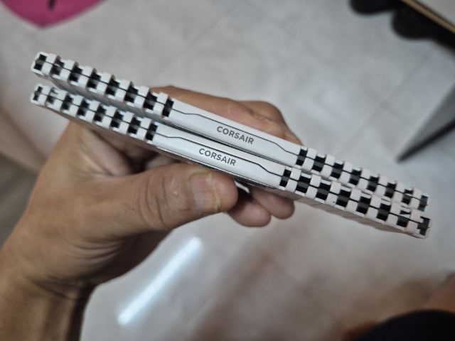RAM (หน่วยความจำ)  CORSAIR VENGEANCE LPX (White) 
16GB (8GBx2) DDR4 3000MHz (CMK16GX4M2B3000C15W) ยังใช้งานได้ปกติ มีประกันตลอดอายุการใช้งาน