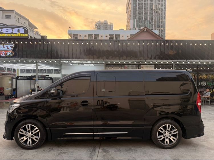 Hyundai H-1  2016 2.5 Deluxe Van ดีเซล เกียร์อัตโนมัติ ดำ รูปที่ 3