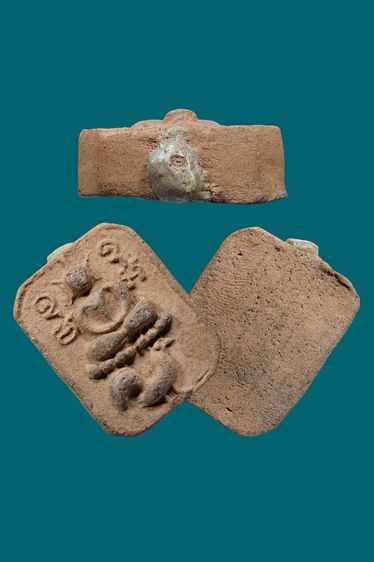 พระหลวงพ่อปาน วัดบางนมโค พิมพ์ทรงไก่หางพวง เนื้อดิน อุดผง