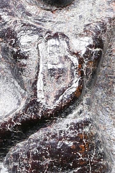 พระกรุเนื้อสนิมแดง พระร่วงหลังรางปืน เก่า รูปที่ 4