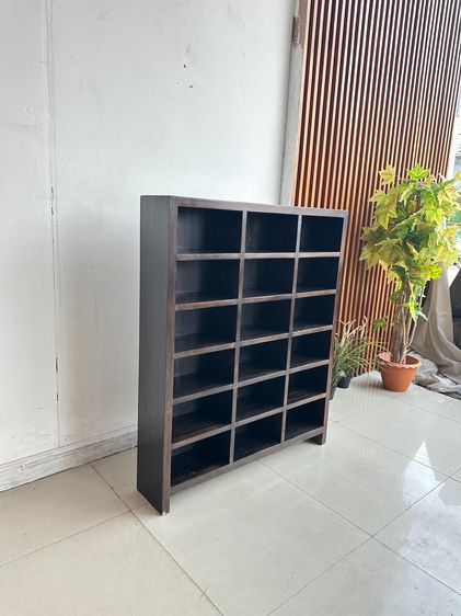 ชั้นโชว์ ชั้นวางของ 18 ช่อง โครงขาไม้จริงสีน้ำตาลเข้ม รูปที่ 3