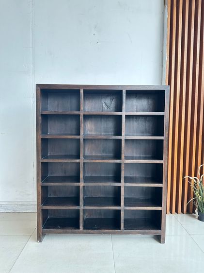 ชั้นเข้ามุม ชั้นโชว์ ชั้นวางของ 18 ช่อง โครงขาไม้จริงสีน้ำตาลเข้ม